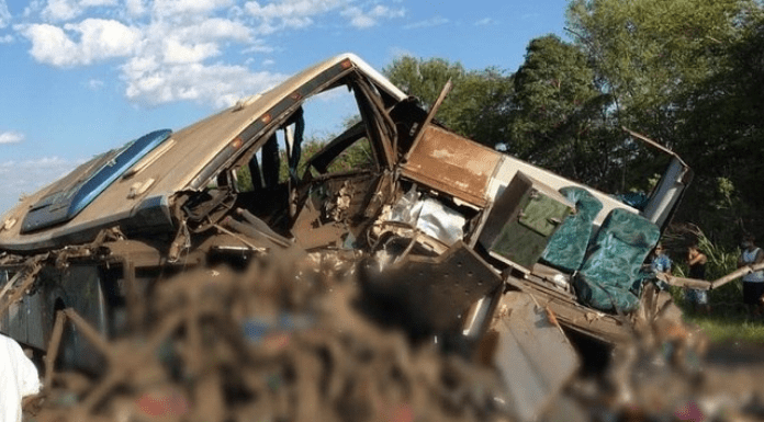 Colisão de ônibus e caminhão