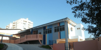 Novo estabelecimento de ensino em Florianópolis, nas cores salmão, cinza, tons de azul e amarelo