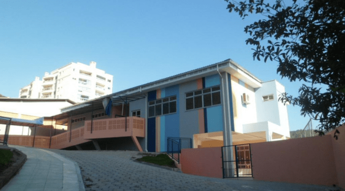 Novo estabelecimento de ensino em Florianópolis, nas cores salmão, cinza, tons de azul e amarelo