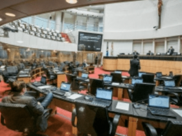 Lei que proíbe cobrança de diárias de carros furtados é aprovada na Alesc parlamento da alesc com alguns deputados