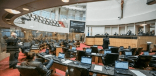 Por unanimidade, Alesc aprova redução de ICMS e prorroga cesta básica parlamento da alesc com alguns deputados