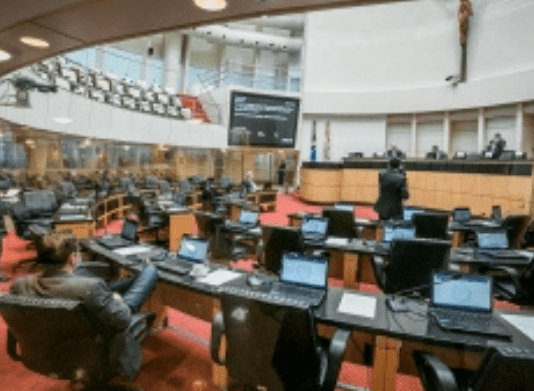 Por unanimidade, Alesc aprova redução de ICMS e prorroga cesta básica parlamento da alesc com alguns deputados