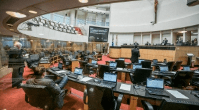 parlamento da alesc com alguns deputados