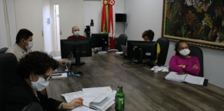 Cinco membros da Câmara Municipal de São José analisando atualização do Regimento Interno