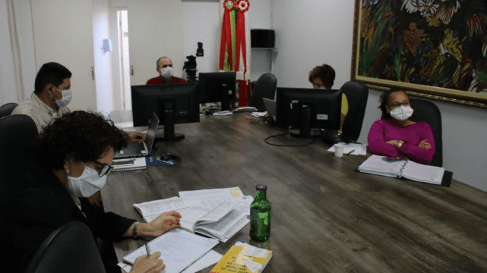 Cinco membros da Câmara Municipal de São José analisando atualização do Regimento Interno