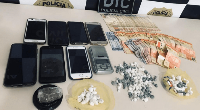 sobre uma mesa apreensões do delivery de cocaína: oito celulares, dinheiro e cocaína