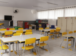 Vereadores propõem que prefeitura de São José compre vagas na educação particular Sala de aula, com mesas e cadeiras vazias