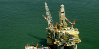 Acórdão traz resultado da ação sobre os royalties do petróleo - foto mostra plataforma de petróleo com navio atracado abaixo