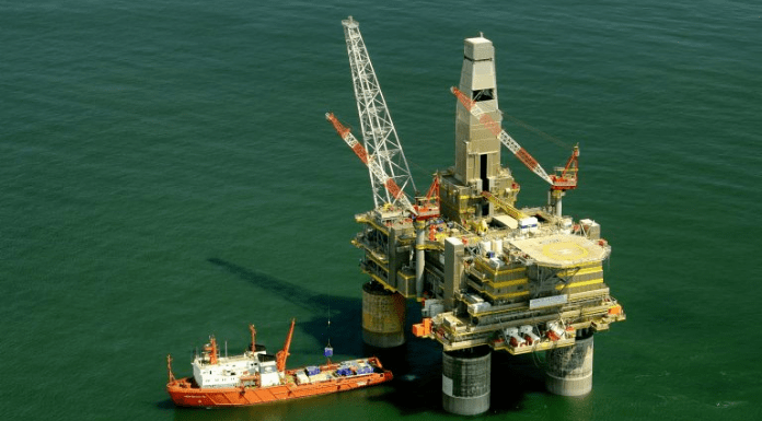 Acórdão traz resultado da ação sobre os royalties do petróleo - foto mostra plataforma de petróleo com navio atracado abaixo