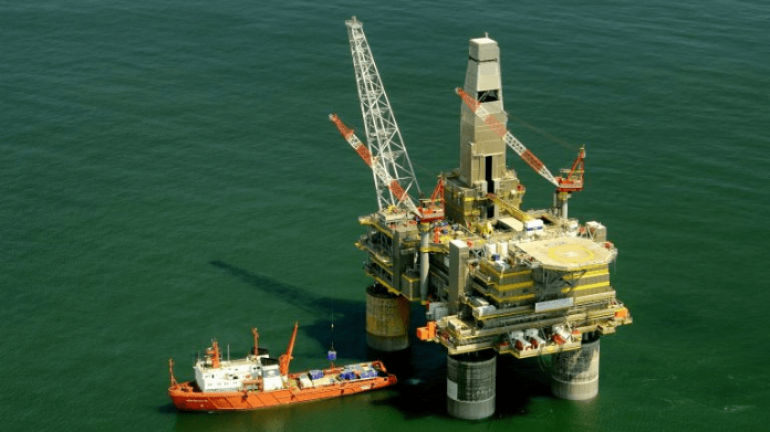 Acórdão traz resultado da ação sobre os royalties do petróleo - foto mostra plataforma de petróleo com navio atracado abaixo