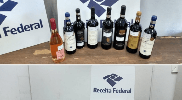 Em cima bebidas, e embaixo caixas de papelão com equipamentos de informática