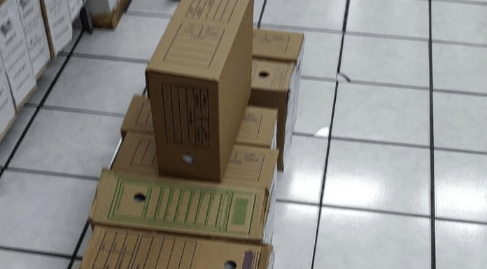 Fila de caixas com materiais