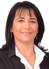 Vereadora Alini da Silva Castro, de frente com sorriso, brincos, colar, camiseta branca e um blazer preto
