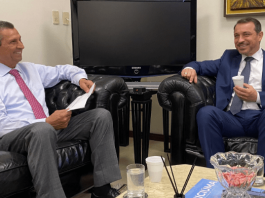 Presidente da Alesc, Júlio Garcia sentado a esquerda conversando com o governador afastado Carlos Moisés, sentado à direita