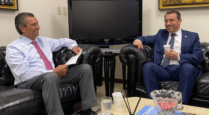 Presidente da Alesc, Júlio Garcia sentado a esquerda conversando com o governador afastado Carlos Moisés, sentado à direita