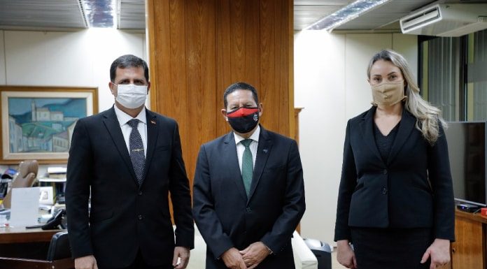 aversa, mourão e reinehr posam de máscara para foto