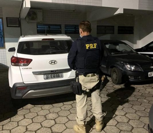 Carro roubado em Barra Velha é recuperado horas depois em São José Policial com uniforme da PRF de costas em frente ao veículo