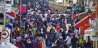1 mil mortes: grande quantidade de pessoas andando no centro de florianópolis em meio ao comércio