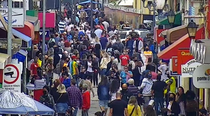 1 mil mortes: grande quantidade de pessoas andando no centro de florianópolis em meio ao comércio