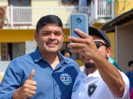Gestão, transparência e comunicação para mudar a vida do josefense clonny sorri e faz sinal de positvo ao lado de homem que faz selfie com ele
