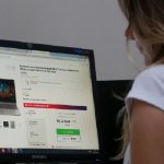 mulher olha para tela de computador com compras - fraudes e golpes bancários virtuais - como evitá-los