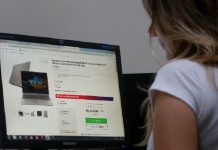 mulher olha para tela de computador com compras - fraudes e golpes bancários virtuais - como evitá-los