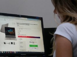 mulher olha para tela de computador com compras - fraudes e golpes bancários virtuais - como evitá-los