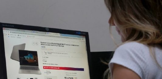 Guia definitivo para escolher sua Carteira Digital no Brasil mulher olha para tela de computador com compras - fraudes e golpes bancários virtuais - como evitá-los