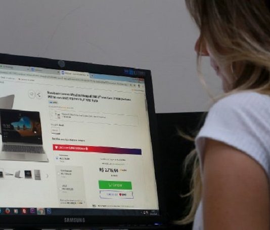 Comércio virtual em SC faturou mais de R$ 40 bi em 6 anos mulher olha para tela de computador com compras - fraudes e golpes bancários virtuais - como evitá-los