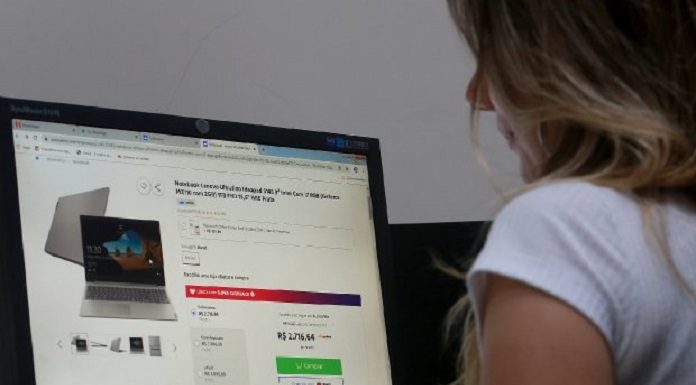 mulher olha para tela de computador com compras - fraudes e golpes bancários virtuais - como evitá-los