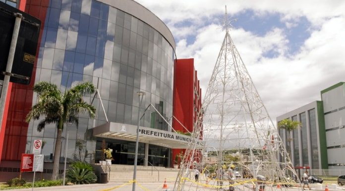 estrutura de árvore de natal sendo montada em área em frente à prefeitura de são josé