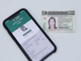 aplicativp e-título em tela de celular com título eleitoral ao lado