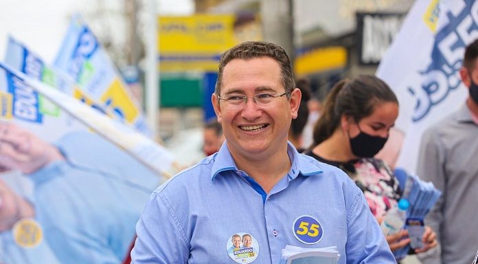 eduardo freccia sorridente em campanha