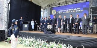 autoridades enfileiradas no palco sem máscara