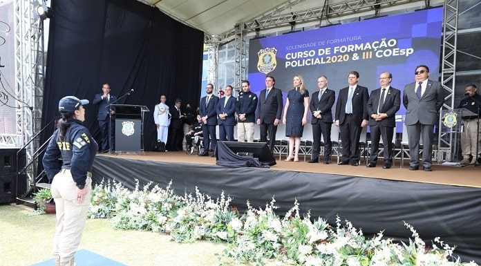 autoridades enfileiradas no palco sem máscara