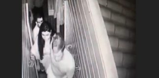Réu foi absolvido: imagem de câmera de segurança mostra andré e mariana subindo pequena escada estreita; homem ao fundo abrindo a porta