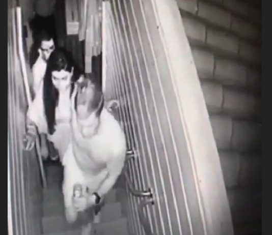 MP reafirma que réu foi absolvido por falta de provas por estupro de vulnerável Réu foi absolvido: imagem de câmera de segurança mostra andré e mariana subindo pequena escada estreita; homem ao fundo abrindo a porta