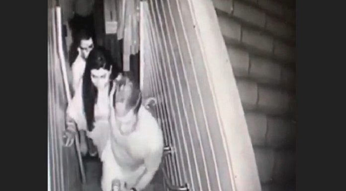 Réu foi absolvido: imagem de câmera de segurança mostra andré e mariana subindo pequena escada estreita; homem ao fundo abrindo a porta