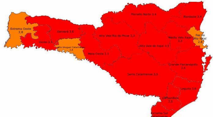 matriz risco da pandemia: mapa de sc dividido em 16 mostra 13 em vermelho e 3 em laranja