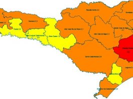 mapa de sc com regiões conforme classificação de risco; grande florianópolis é a única gravíssima