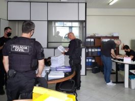 Operação “Gêmeo do Mal” contra organização que desviou R$ 3,1 milhões em Imaruí Policiais Civis analisando papeis dentro de uma sala