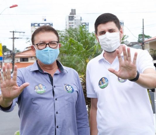 A experiência faz a diferença orvino e michel schlemper fazem o número cinco com as mãos para a foto; ambos usam máscara
