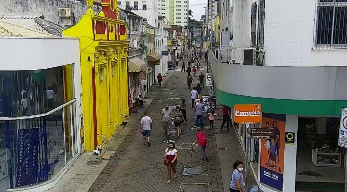 pessoas andando no calcadao da rua conselheiro mafra centro florianopolis