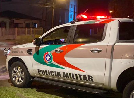 homem é morto em Palhoça: caminhonete da Polícia Militar