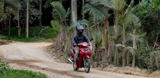motociclista passa por trecho de terra