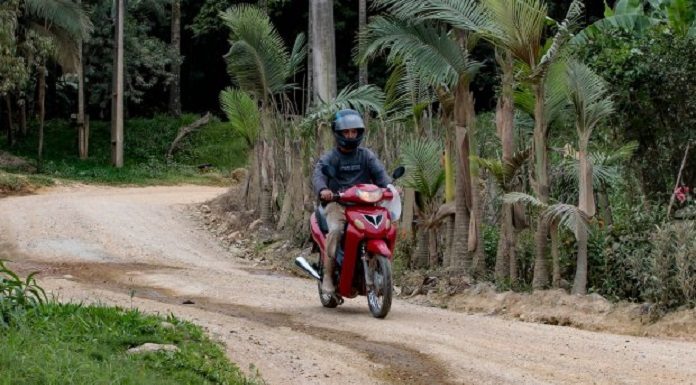 motociclista passa por trecho de terra