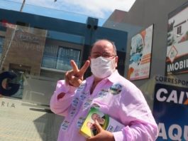São José – quarenta anos em quatro salum usa máscara e faz o V com os dedos para a foto