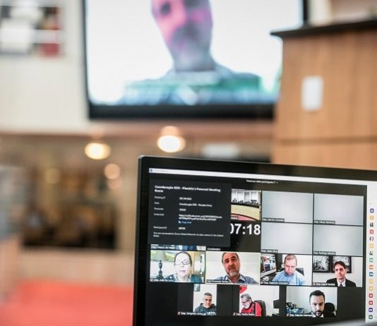 Deputados reclamam de perseguição na Polícia Militar deputados vistos em transmissão em tela de notebook e outro deputado ao fundo em telão