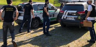 policias em volta de viaturas da polícia civil