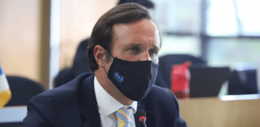 OAB/SC conquista assistência jurídica para vítimas de violência doméstica Rafael Horn, presidente da OAB/SC, com máscara e terno azul marinho